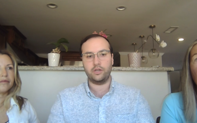 De gauche à droite : Anat Braslavski Ben-Menahem, Roye Ben-Menahem et Yael Braslavski, proches de l'otage Rom Braslavski, le 27 juin 2025. (Crédit : Capture d'écran vidéo)